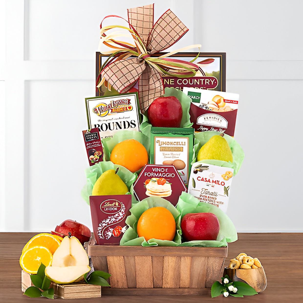 Fruit & More: Gourmet Gift Basket